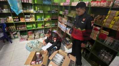 Polres Gresik Sita Puluhan Botol Arak dan Rokok Ilegal di Benjeng