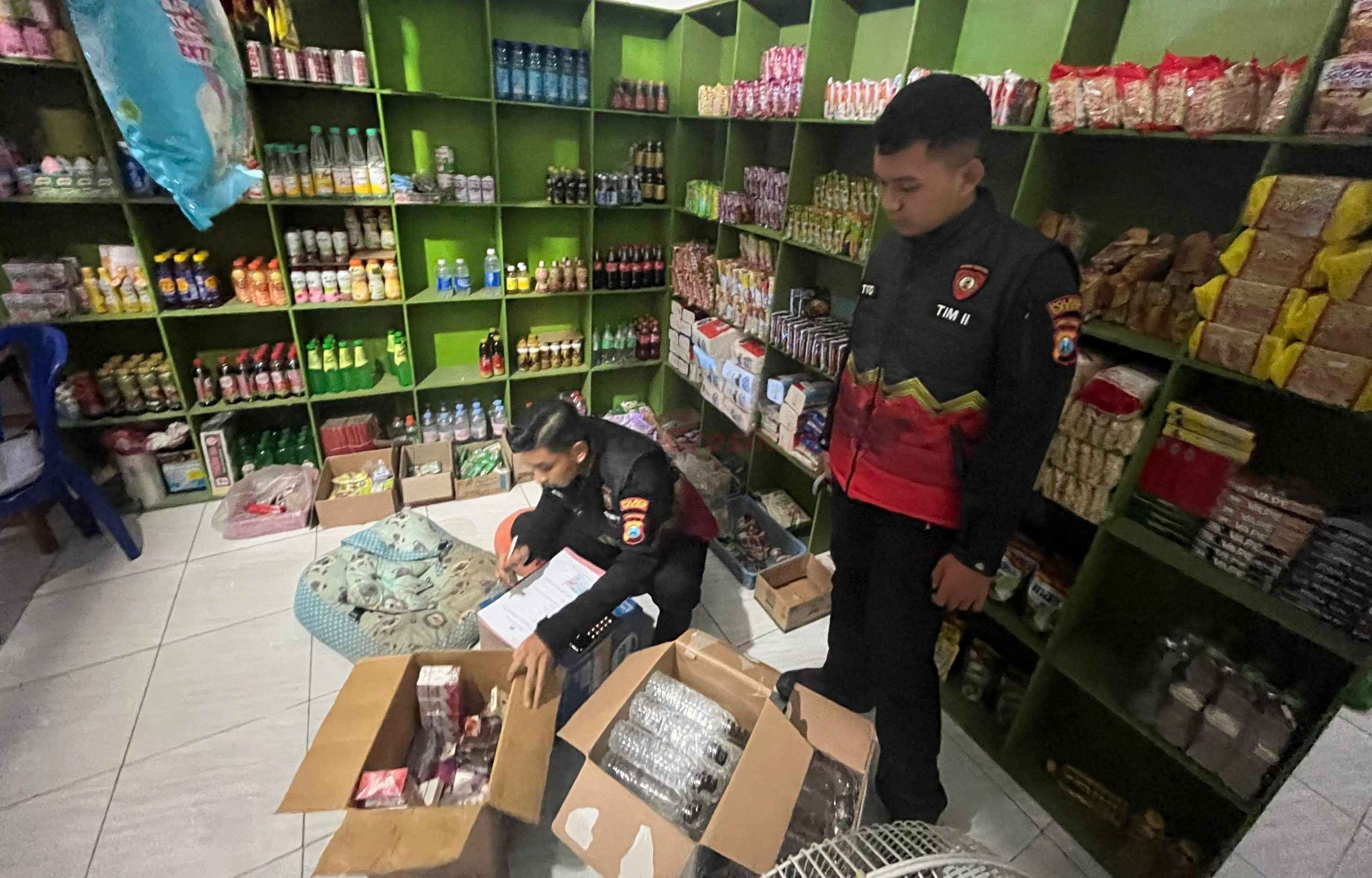 Petugas mengamankan puluhan botol minuman keras (miras) ilegal serta berbagai merek rokok tanpa cukai dalam operasi penindakan tindak pidana ringan (tipiring) di wilayah Kecamatan Benjeng.