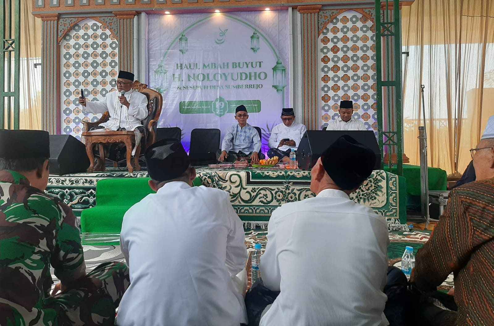 Haul Mbah Noloyudho dan para sesepuh Desa Sumberejo di halaman Masjid Jami’ Baitul Muttaqin, Kamis pagi (19/6/2025).