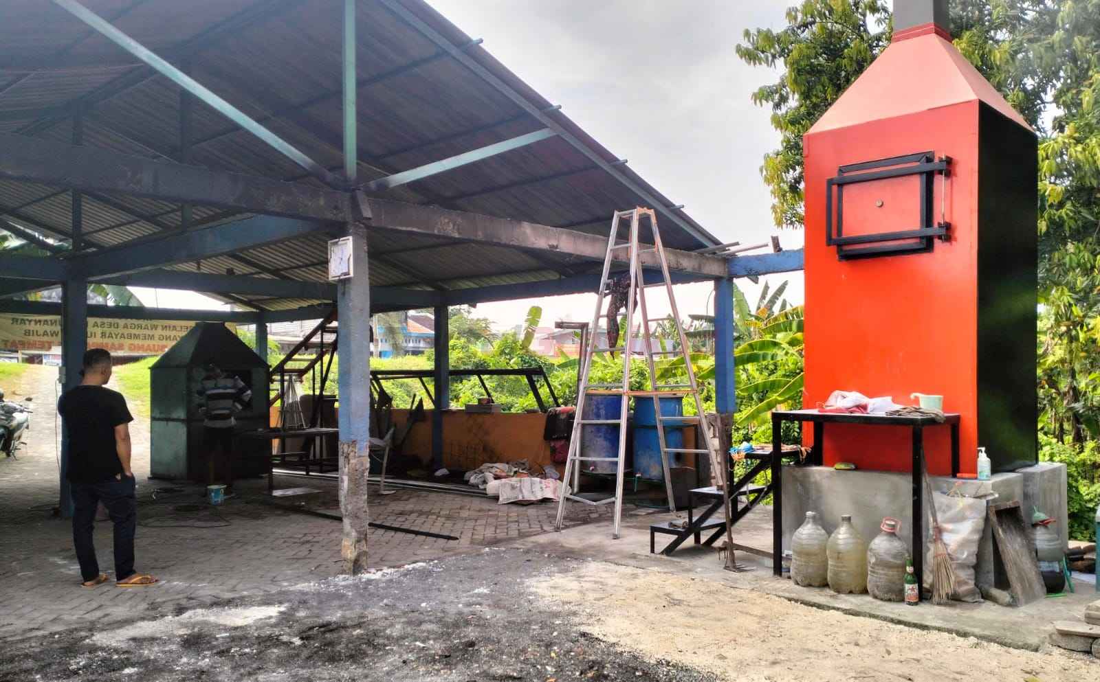 Insinerator ramah lingkungan Desa Dukunanyar sebagai solusi pengolahan sampah yang lebih efektif dan efisien.