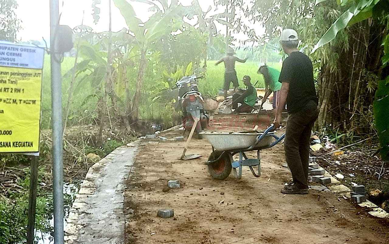 Pembangunan dua titik Jalan Usaha Tani (JUT) di wilayah Dusun Kendal, Desa Dungus, Kecamatan Cerme, Kabupaten Gresik yang menjadi jalur utama menuju lahan pertanian warga.
