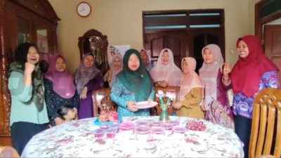 TP PKK Kecamatan Ujungpangkah, Raufah Hadi S,Ag, melakukan kunjungan dan pengecekan langsung ke dapur Program Makanan Tambahan (PMT) di Desa Banyuurip dan Ketapanglor, Kecamatan Ujungpangkah, pada Kamis (19/06/2025).