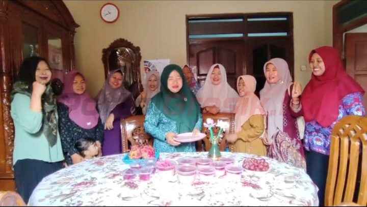 TP PKK Kecamatan Ujungpangkah, Raufah Hadi S,Ag, melakukan kunjungan dan pengecekan langsung ke dapur Program Makanan Tambahan (PMT) di Desa Banyuurip dan Ketapanglor, Kecamatan Ujungpangkah, pada Kamis (19/06/2025).