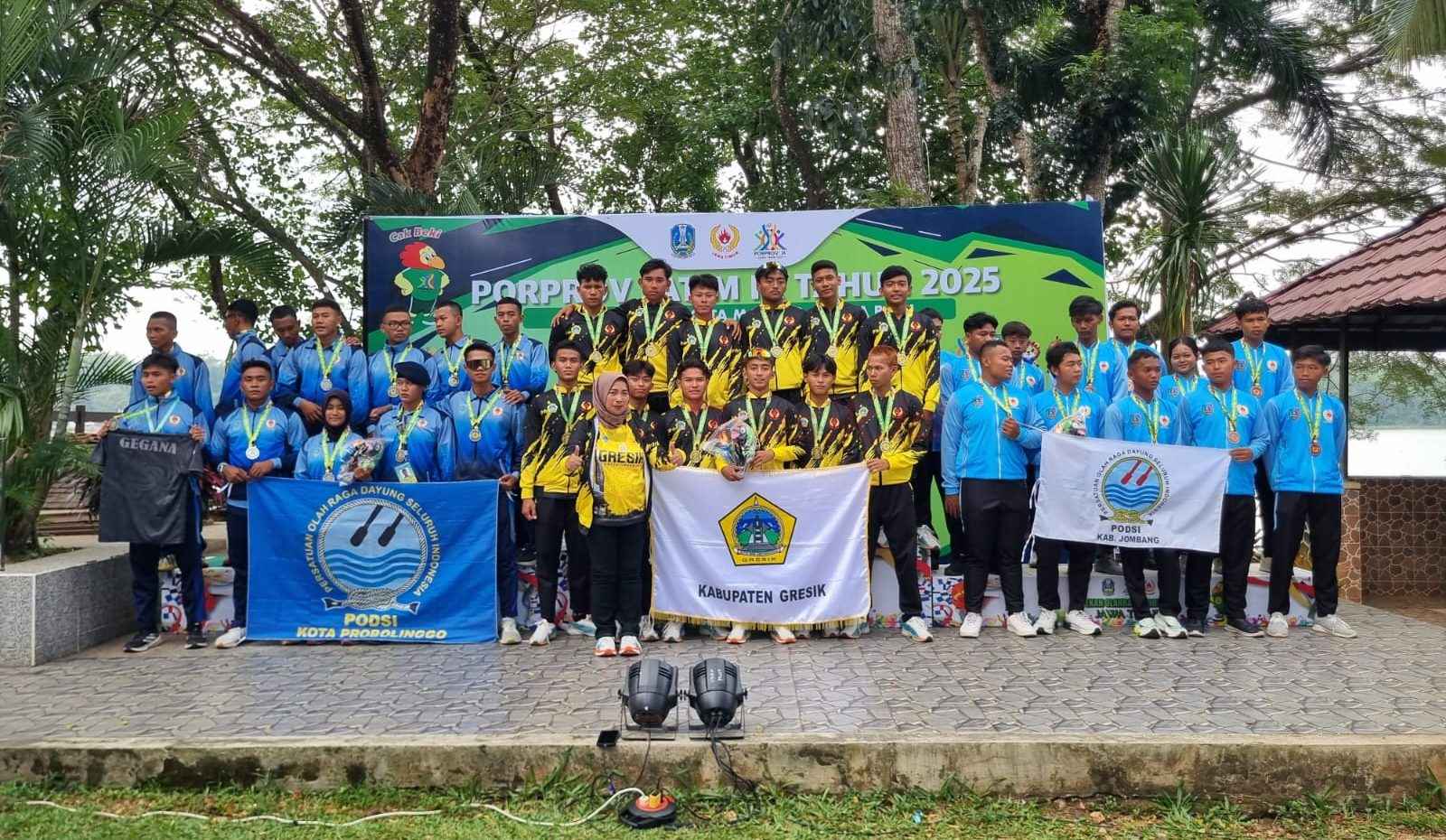 Tim dayung Gresik (tengah) sukses memborong enam medali dari berbagai nomor, terdiri atas 2 emas, 2 perak, dan 2 perunggu.