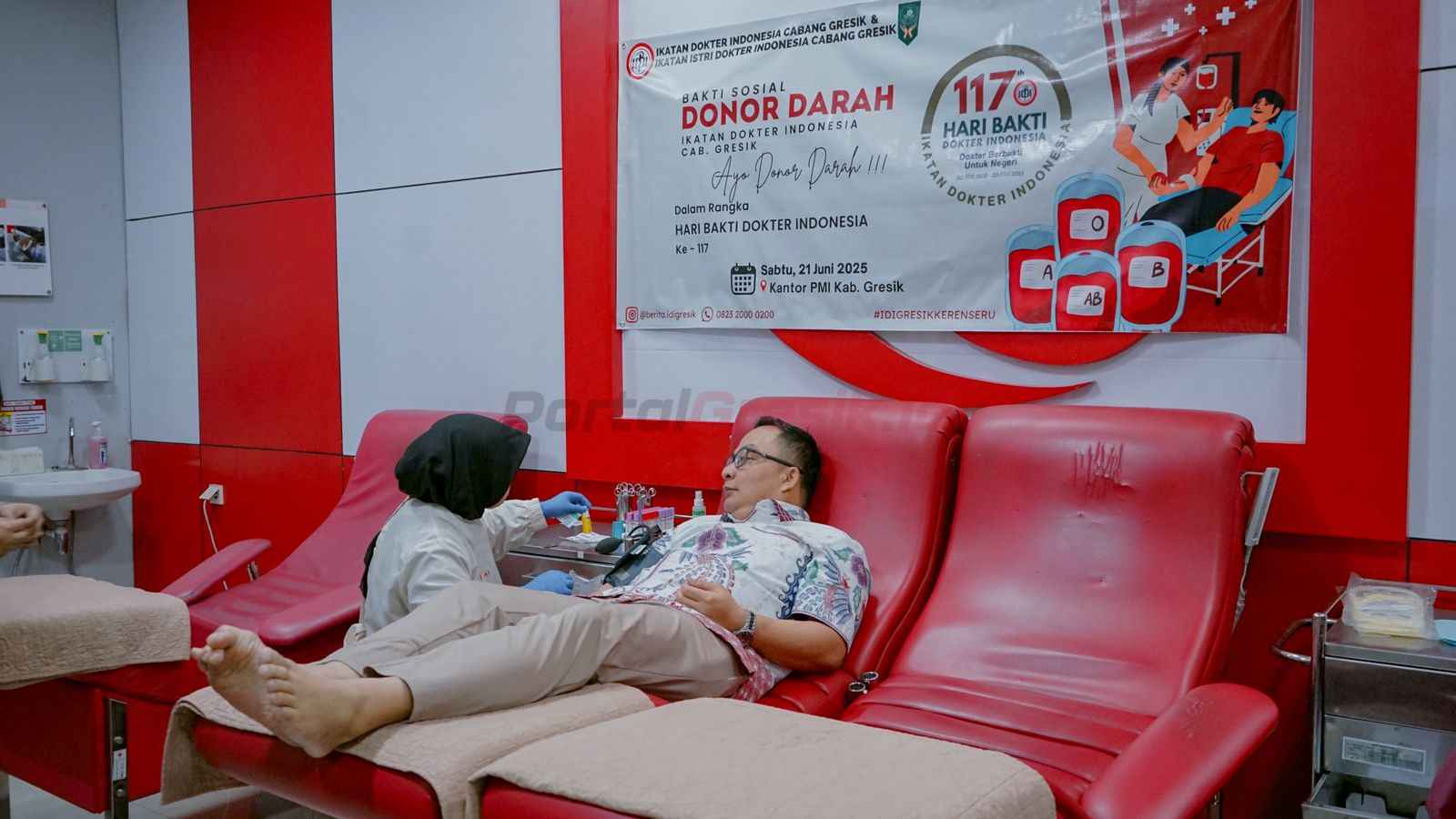Wakil Bupati Gresik, dr. Asluchul Alif, turut berpartisipasi dalam kegiatan donasi darah yang digelar oleh Ikatan Dokter Indonesia (IDI) Cabang Gresik bersama Ikatan Istri Dokter Indonesia (IIDI), Sabtu (21/6/2025),