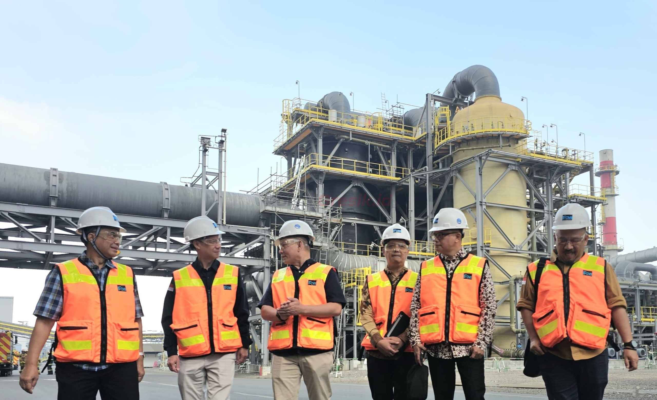 Deputi Bidang Koordinasi Energi dan Sumber Daya Mineral Kementerian Koordinator Perekonomian Elen Setiadi (ketiga kiri) berbincang bersama Wakil Presiden Direktur PT Freeport Indonesia Jenpino Ngabdi (kedua kiri) bersama rombongan saat mengunjungi Smelter PTFI di Kawasan Ekonomi Khusus (KEK) Gresik, Sabtu.