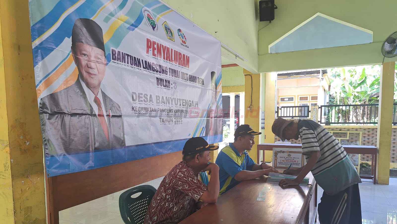 Penyaluran Bantuan Langsung Tunai Dana Desa (BLT-DD) kepada 22 Keluarga Penerima Manfaat (KPM).