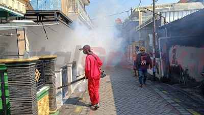 Pemerintah Desa Dahanrejo lakukan fogging ke seluruh dusun di wilayahnya.