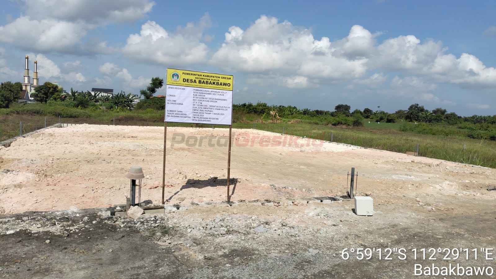 Pembangunan lapangan Voly Desa Babakbawo