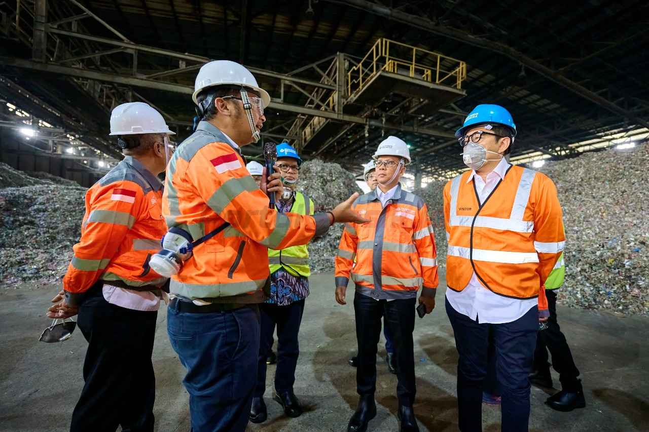 Wakil Menteri Perindustrian, Faisol Riza (kanan) didampingi Direktur Utama SIG, Indrieffouny Indra (kedua kanan) mengunjungi green zone yang merupakan fasilitas pengelolaan limbah terbesar se-Asia Tenggara di area Pabrik Narogong, Jawa Barat, pada Senin (23/6/2025).