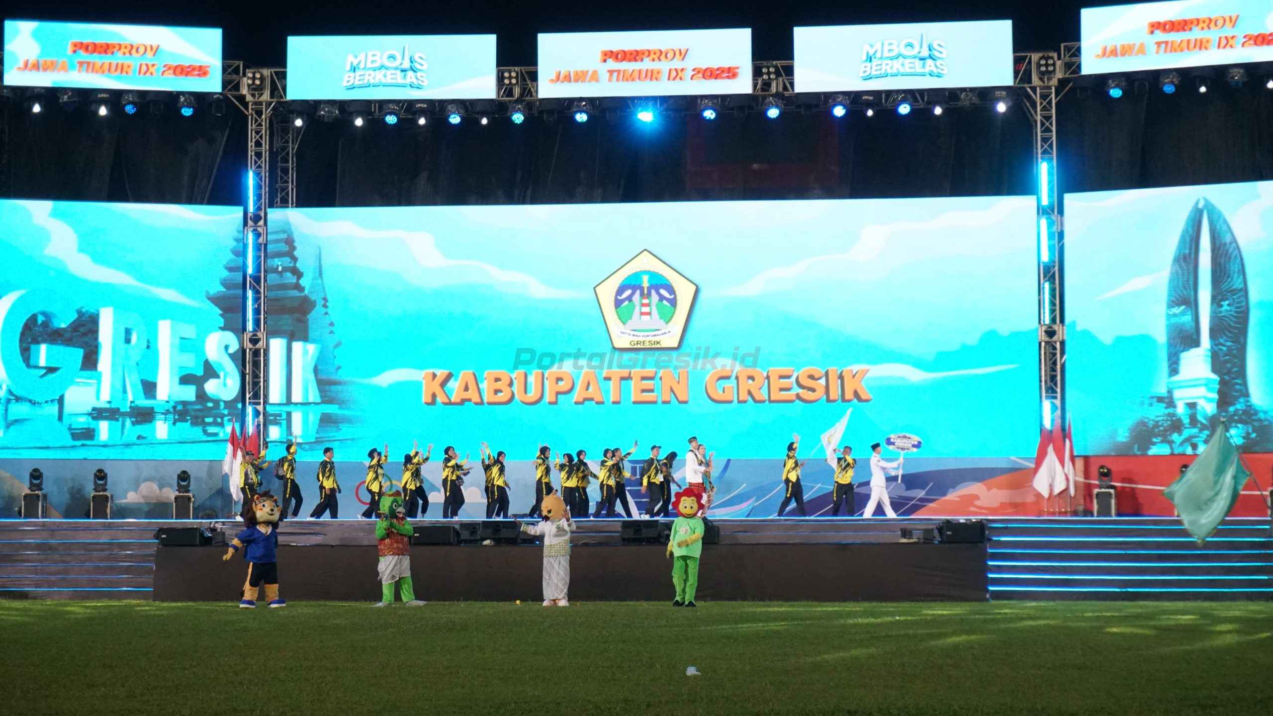 Kontingen Kabupaten Gresik di pembukaan Porprov Jawa Timur IX di Kabupaten Malang.