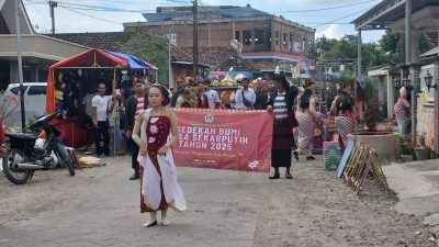 Tradisi Sedekah Bumi yang digelar warga Dusun Sekarputih, Desa Sekarputih, Kecamatan Balongpanggang, Kabupaten Gresik, berlangsung meriah dan penuh semangat kebersamaan, Minggu (29/6/2025).