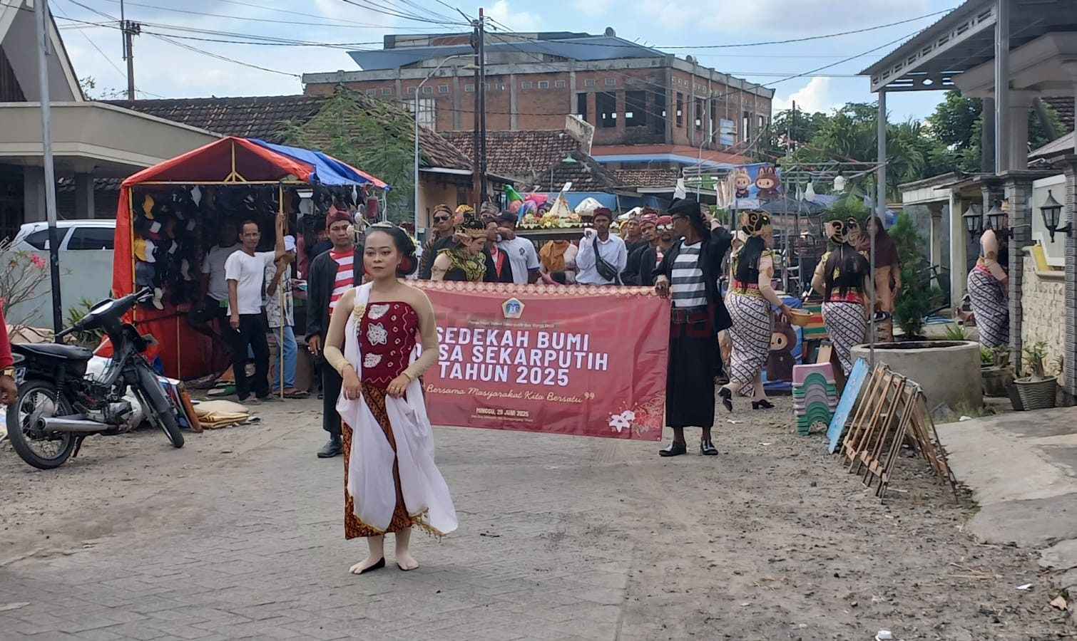 Tradisi Sedekah Bumi yang digelar warga Dusun Sekarputih, Desa Sekarputih, Kecamatan Balongpanggang, Kabupaten Gresik, berlangsung meriah dan penuh semangat kebersamaan, Minggu (29/6/2025).
