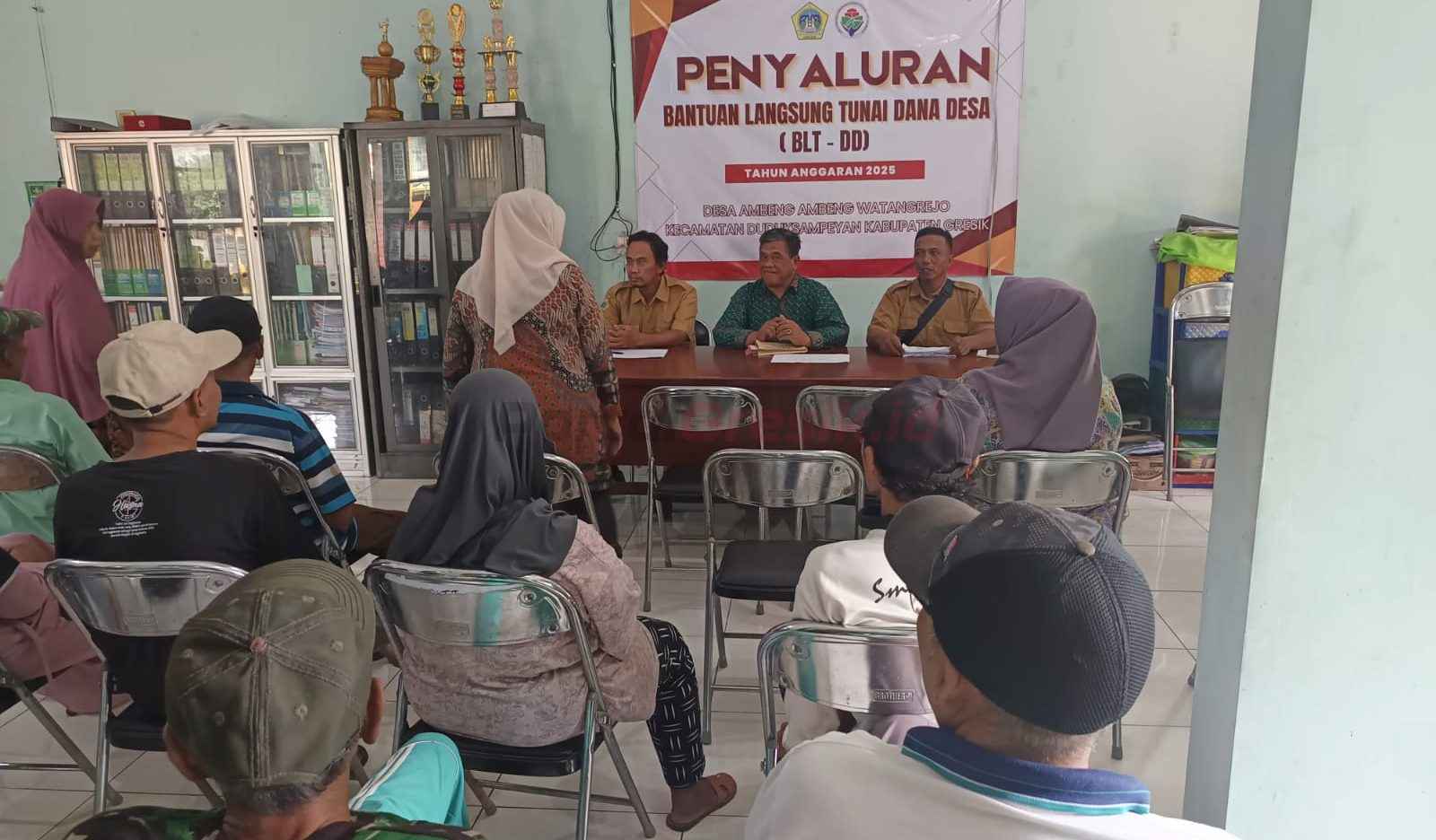 Pemerintah Desa (Pemdes) Ambeng-Ambeng Watangrejo, Kecamatan Duduksampeyan, Kabupaten Gresik, kembali menyalurkan Bantuan Langsung Tunai Dana Desa