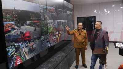 Wakil Bupati Gresik Asluchul Alif saat melakukan talkshow podcast yang digelar di Ruang Command Center Kantor Bupati Gresik, Senin (14/7).