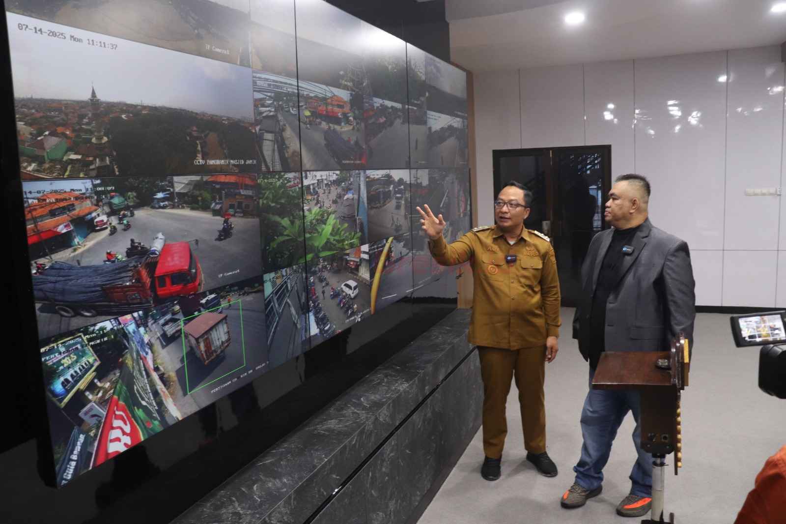 Wakil Bupati Gresik Asluchul Alif saat melakukan talkshow podcast yang digelar di Ruang Command Center Kantor Bupati Gresik, Senin (14/7).