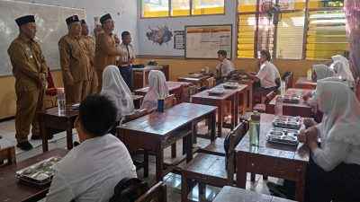 Wakil Bupati Gresik, dr. Asluchul Alif, saat membuka secara resmi Masa Pengenalan Lingkungan Sekolah (MPLS) Tahun Ajaran 2025/2026 di UPT SMPN 6 Gresik di Desa Mriyunan, Kecamatan Sidayu, Senin (15/7).