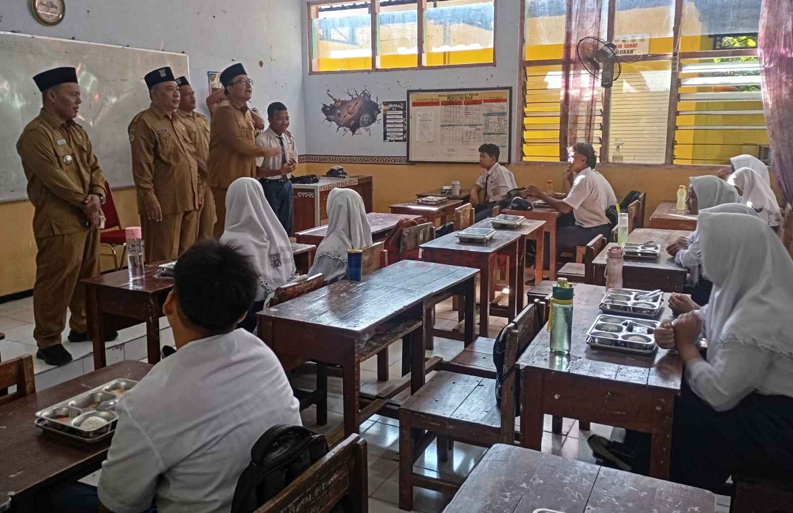 Wakil Bupati Gresik, dr. Asluchul Alif, saat membuka secara resmi Masa Pengenalan Lingkungan Sekolah (MPLS) Tahun Ajaran 2025/2026 di UPT SMPN 6 Gresik di Desa Mriyunan, Kecamatan Sidayu, Senin (15/7).