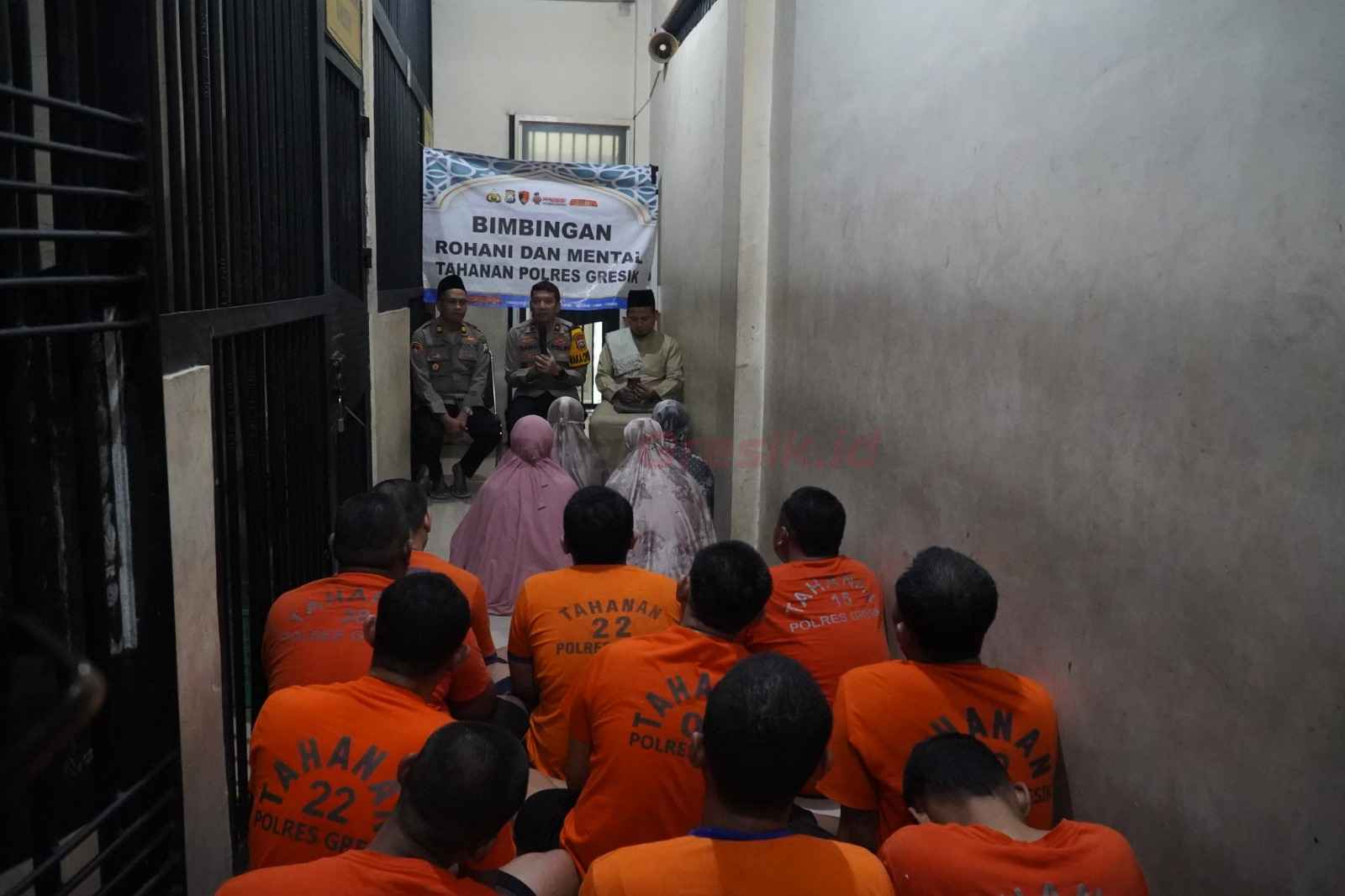 Pembinaan Rohani dan Mental (Binrohtal) yang digelar Polres Gresik sebagai bentuk kepedulian dan pendekatan kemanusiaan terhadap warga binaan.