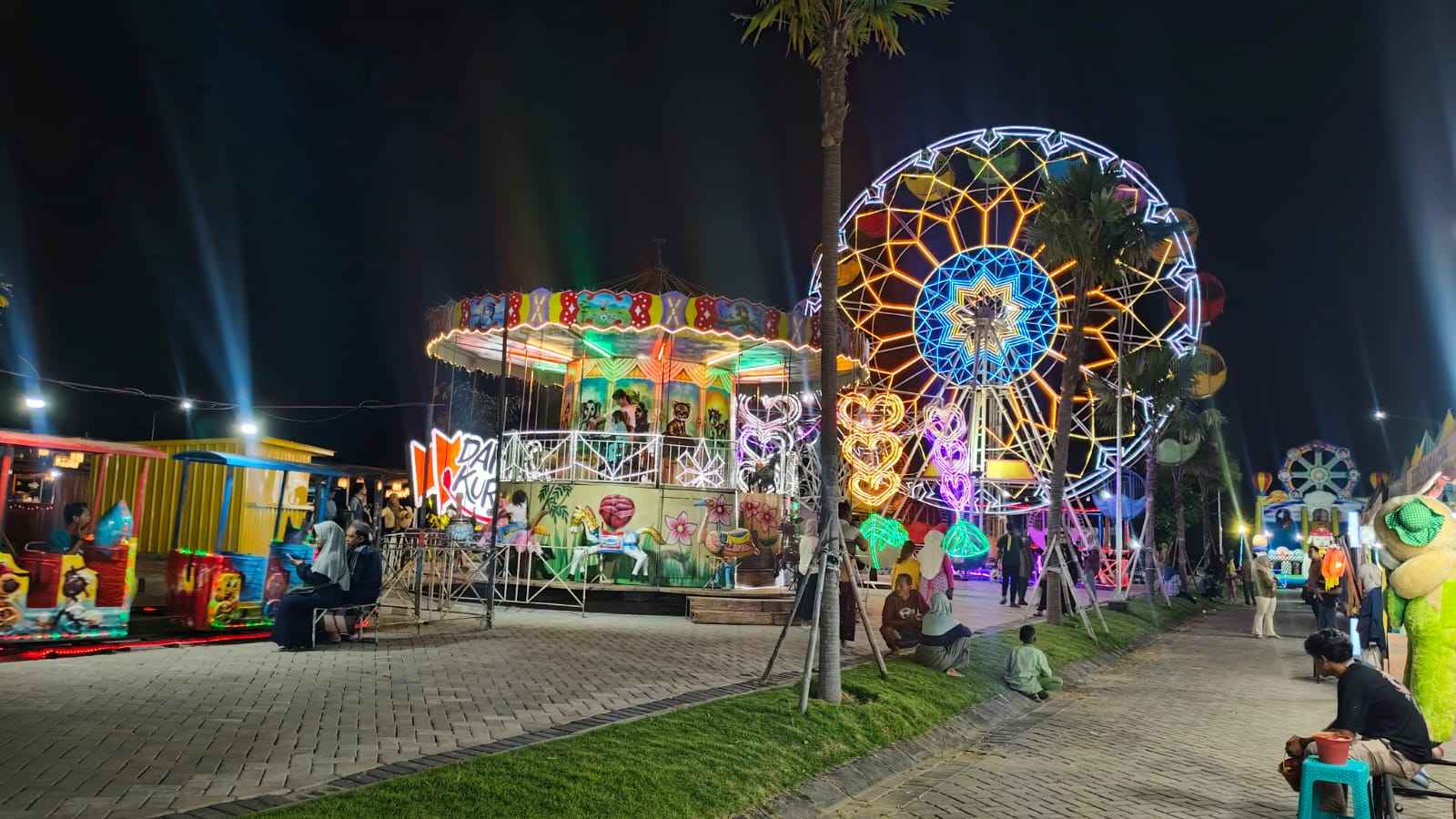 AKR Land gelar AKR Gem City Fest 2025, sebuah festival pasar rakyat yang berlangsung sejak 18 Juli hingga 3 Agustus 2025 di kawasan Jalan Raya Manyar-Sembayat, Gresik