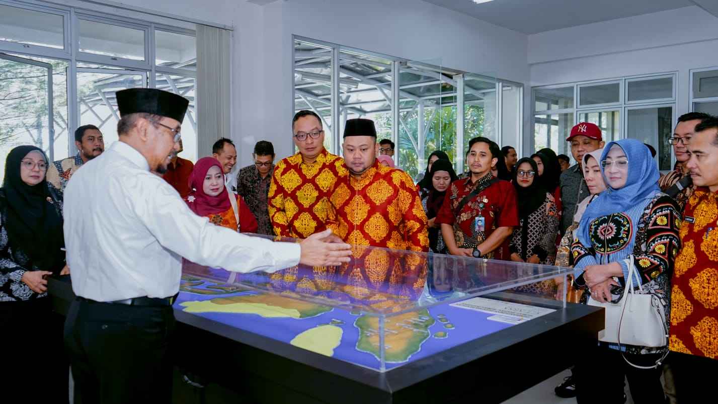 Bupati Gresik Fandi Akhmad Yani dan Wakil Bupati Gresik Asluchul Alif menerapkan saat melakukan kunjungan ke SMA Unggulan CT Arsa Foundation, Sukoharjo, Jawa Tengah.