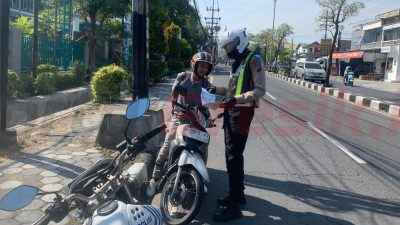 Satlantas Polres Gresik saat melakukan penindakan terhadap pengendara motor pelanggar lalulintas.