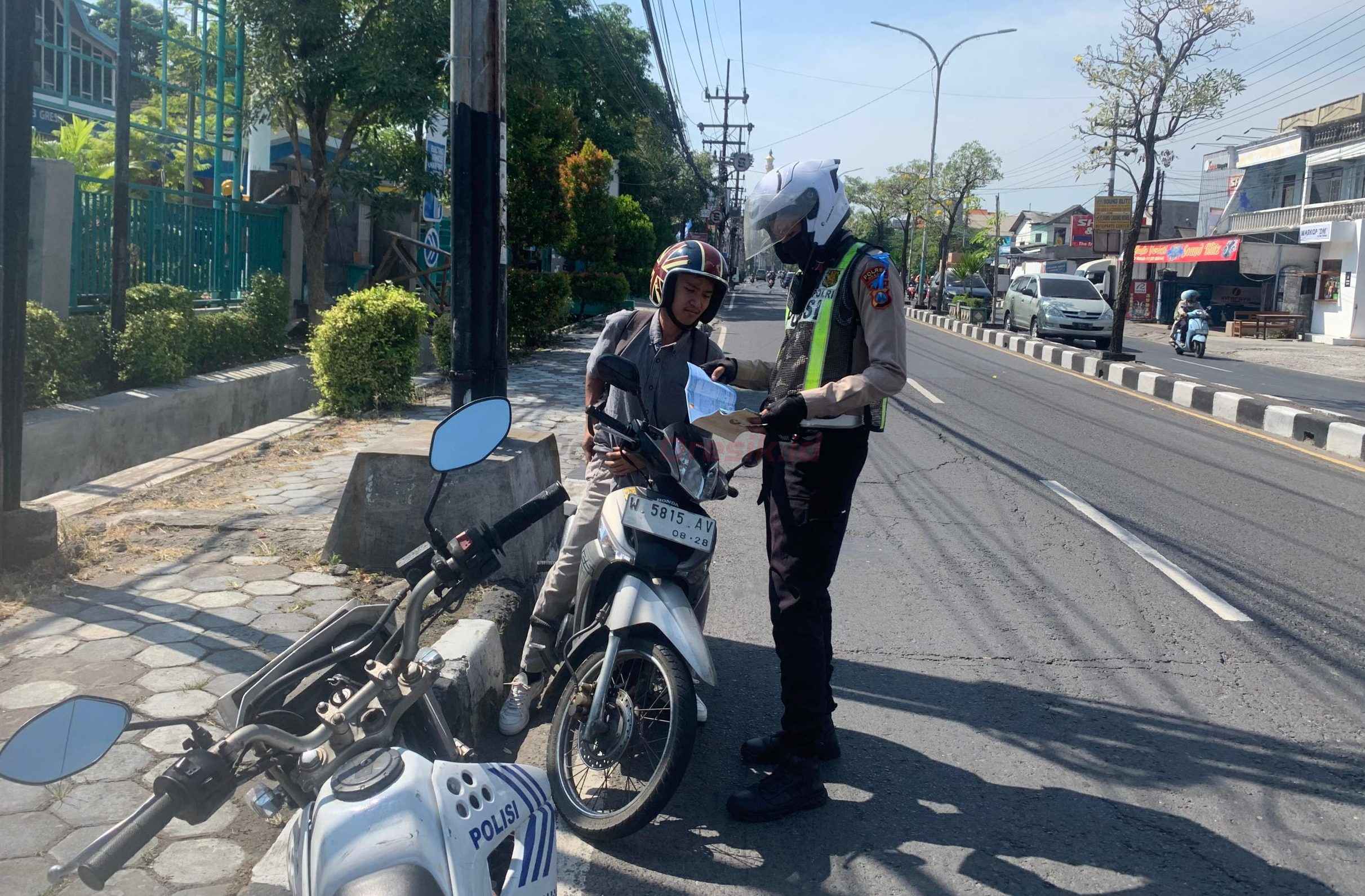 Satlantas Polres Gresik saat melakukan penindakan terhadap pengendara motor pelanggar lalulintas.