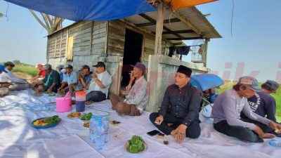 Kades Kedanyang Turun ke Sawah, Ajak Petani Gotong Royong Normalisasi Saluran Air
