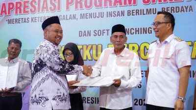 Bupati Gresik Fandi Akhmad Yani didampingi Wakil Bupati Gresik Asluchul Alif saat memberikan ijazah Paket C dalam prosesi wisuda Program JAKETKU di Atrium Gressmall Gresik.