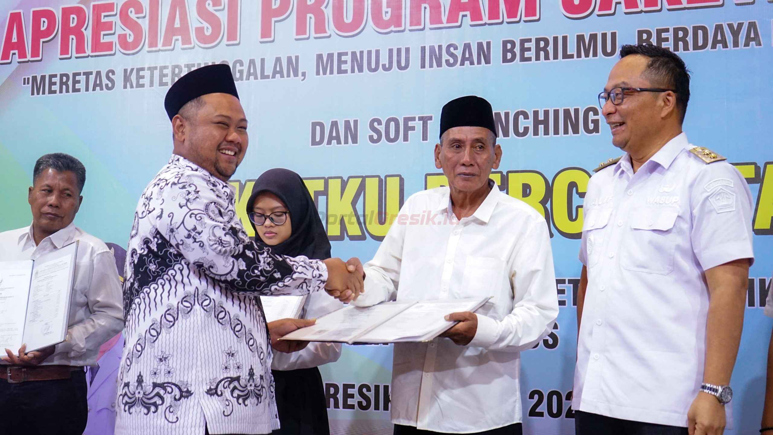 Bupati Gresik Fandi Akhmad Yani didampingi Wakil Bupati Gresik Asluchul Alif saat memberikan ijazah Paket C dalam prosesi wisuda Program JAKETKU di Atrium Gressmall Gresik.