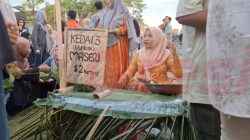 Usung nuansa tempo dulu, Pasar Segoro Desa Campurejo transaksi menggunakan kerang .