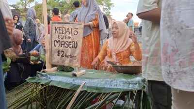 Usung nuansa tempo dulu, Pasar Segoro Desa Campurejo transaksi menggunakan kerang .