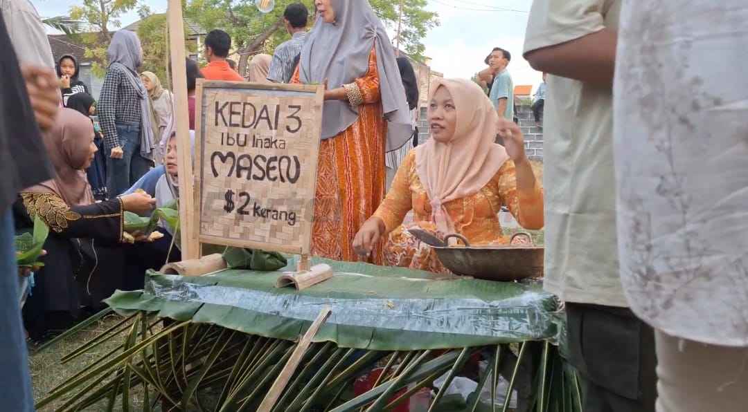 Usung nuansa tempo dulu, Pasar Segoro Desa Campurejo transaksi menggunakan kerang .