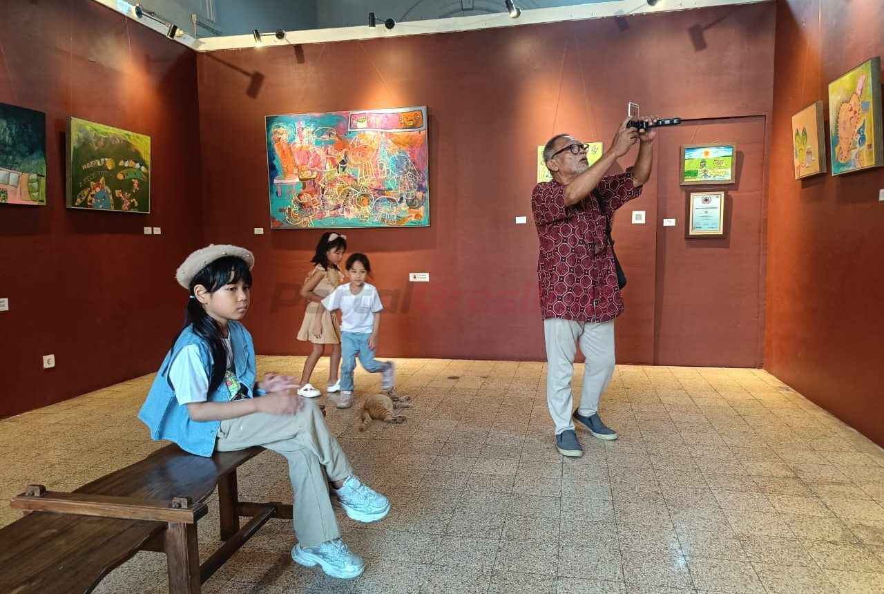 Azzahra Adiva Myesha Khairunnisa (bertopi), pelukis cilik berusia 6 tahun asal Gresik. Dalam Pameran Tunggal perdananya yang digelar di Galeri Merah Putih Balai Pemuda Surabaya pada 27–31 Juli 2025