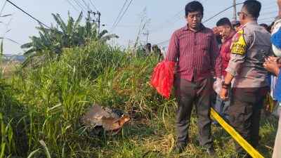 Mayat dalam kardus Sevi Ayu Claudia (30) saat ditemukan dipinggir jalan.