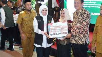 Gubernur Jatim Khofifah Indar Parawansa saat menyerahkan bantuan secara simbolis kepada pelaku UMKM kepada sejumlah kelompok penerima manfaat, antara lain lansia, penyandang disabilitas, keluarga kurang mampu, pelaku UMKM perempuan, hingga relawan sosia