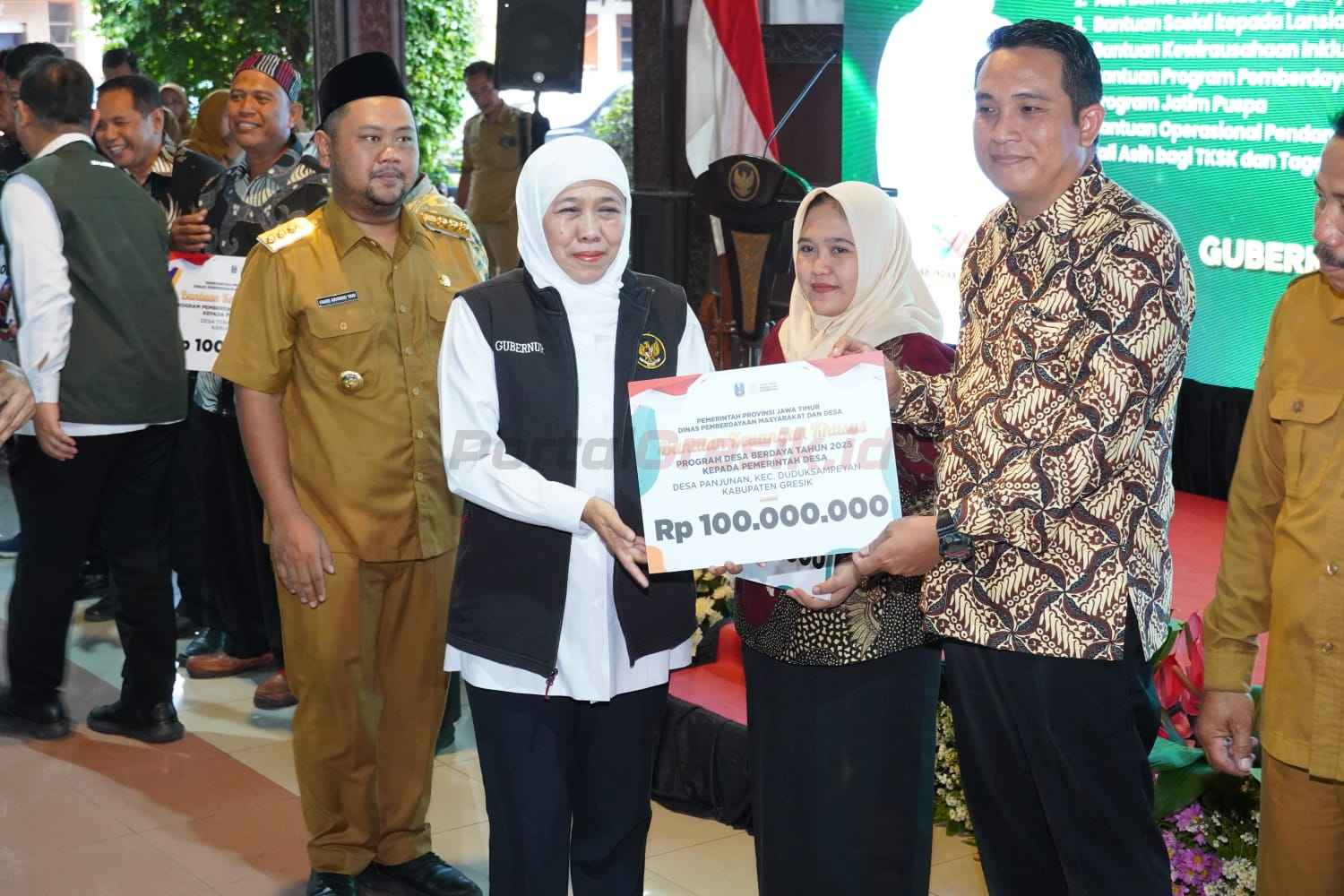 Gubernur Jatim Khofifah Indar Parawansa saat menyerahkan bantuan secara simbolis kepada pelaku UMKM kepada sejumlah kelompok penerima manfaat, antara lain lansia, penyandang disabilitas, keluarga kurang mampu, pelaku UMKM perempuan, hingga relawan sosia