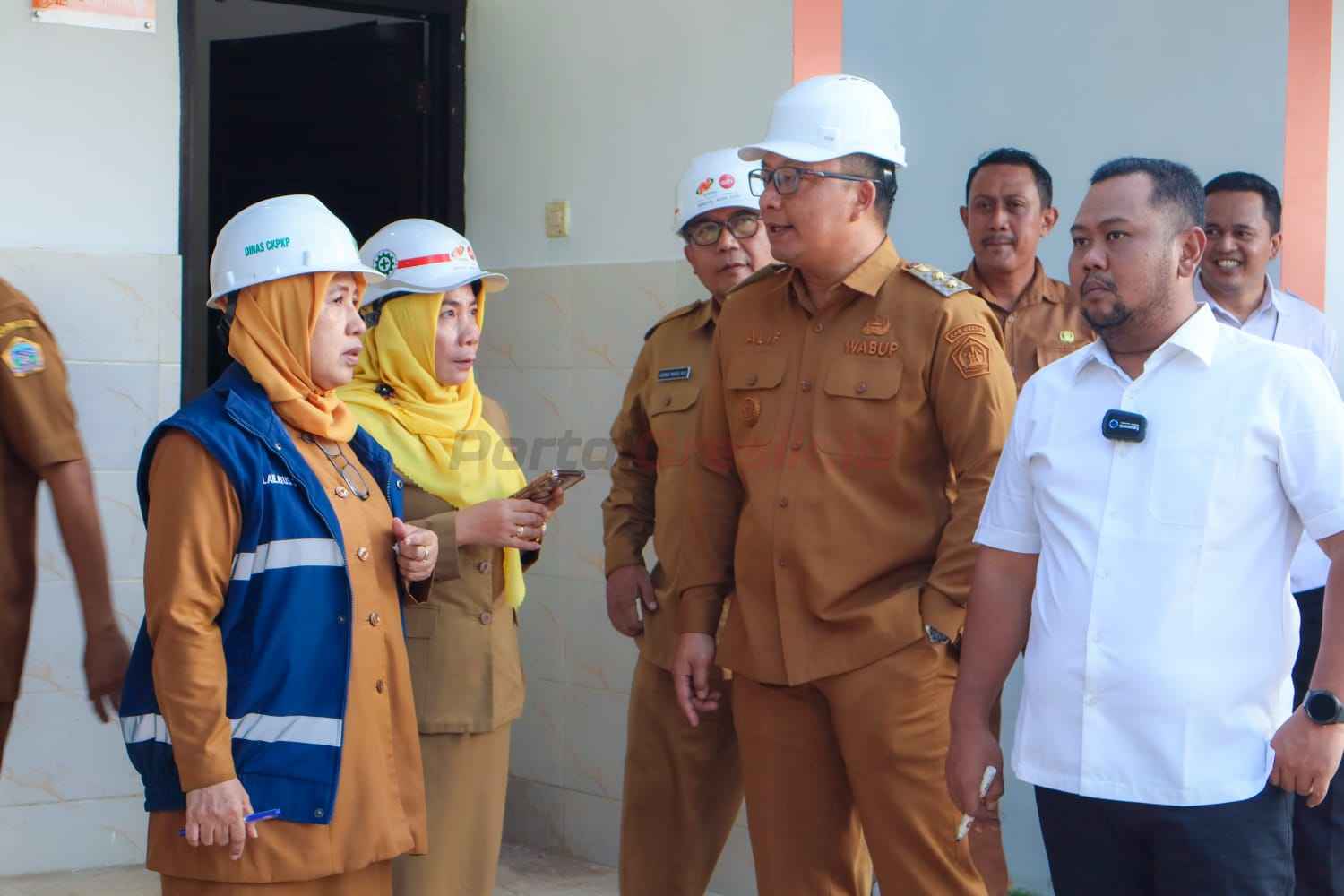 Bupati Gresik Fandi Akhmad Yani didampingi didampingi Wakil Bupati Gresik Asluchul Alif saat meninjau kesiapan gedung sekolah rakyat di Desa Mriyunan, Kecamatan Sidayu, Selasa (29/7/2025).
