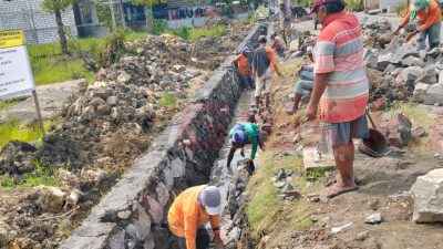 Pekerja saat melakukan pekerjaan pembangunan saluran air di Warga Desa Dapet, Kecamatan Balongpanggang, Kabupaten Gresik,