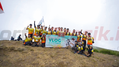 Insan Petrokimia Gresik usai memunguti sampah pada kegiatan _VLOG_ di puncak Gunung Penanggungan