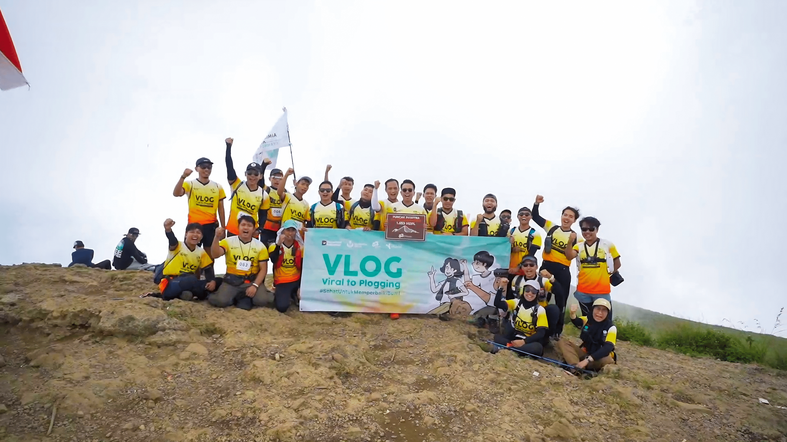 Insan Petrokimia Gresik usai memunguti sampah pada kegiatan _VLOG_ di puncak Gunung Penanggungan