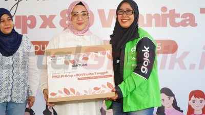 HUT Ke-53, Petrokimia Gresik dan PIKA Berbagi Sembako untuk Lady Ojol Gresik