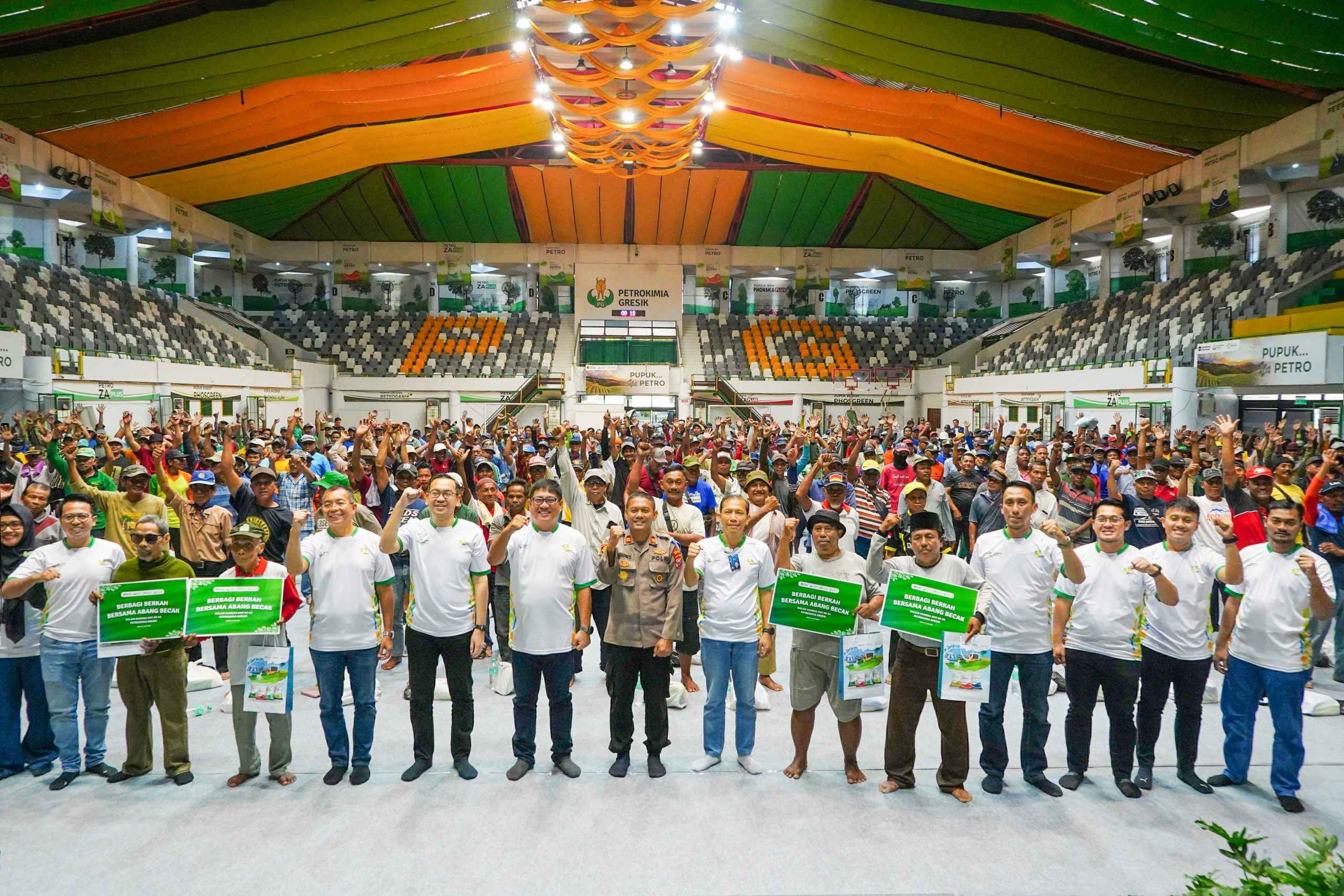 Manajemen Petrokimia Gresik bersama ratusan abang becak pada kegiatan Berbagi Berkah dalam rangka HUT ke-53 Petrokimia Gresik