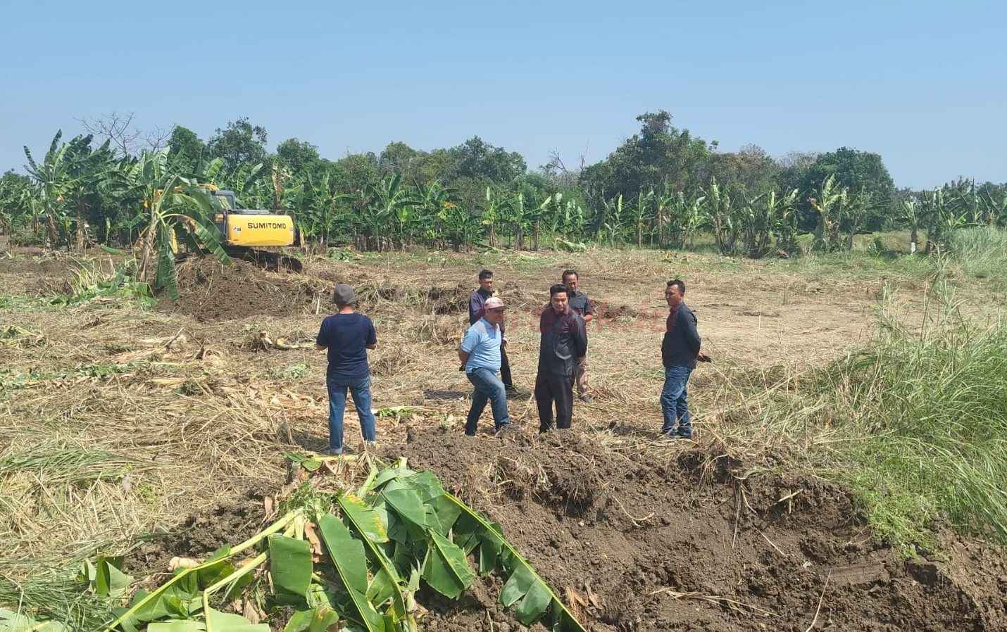 Ketua DPRD Gresik, M. Syahrul Munir, melakukan inspeksi mendadak (sidak) ke lokasi tambang galian C material tanah di Desa Sukorejo, Kecamatan Bungah, pada Senin (28/7).