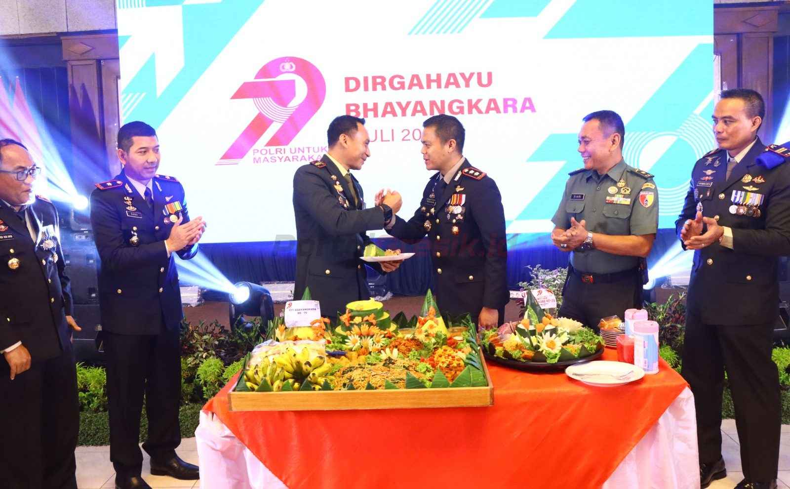 Peringati Hari Bhayangkara ke-79, Polres Gresik menggelar upacara dan tasyakuran pada Senin pagi (1/7/2025)