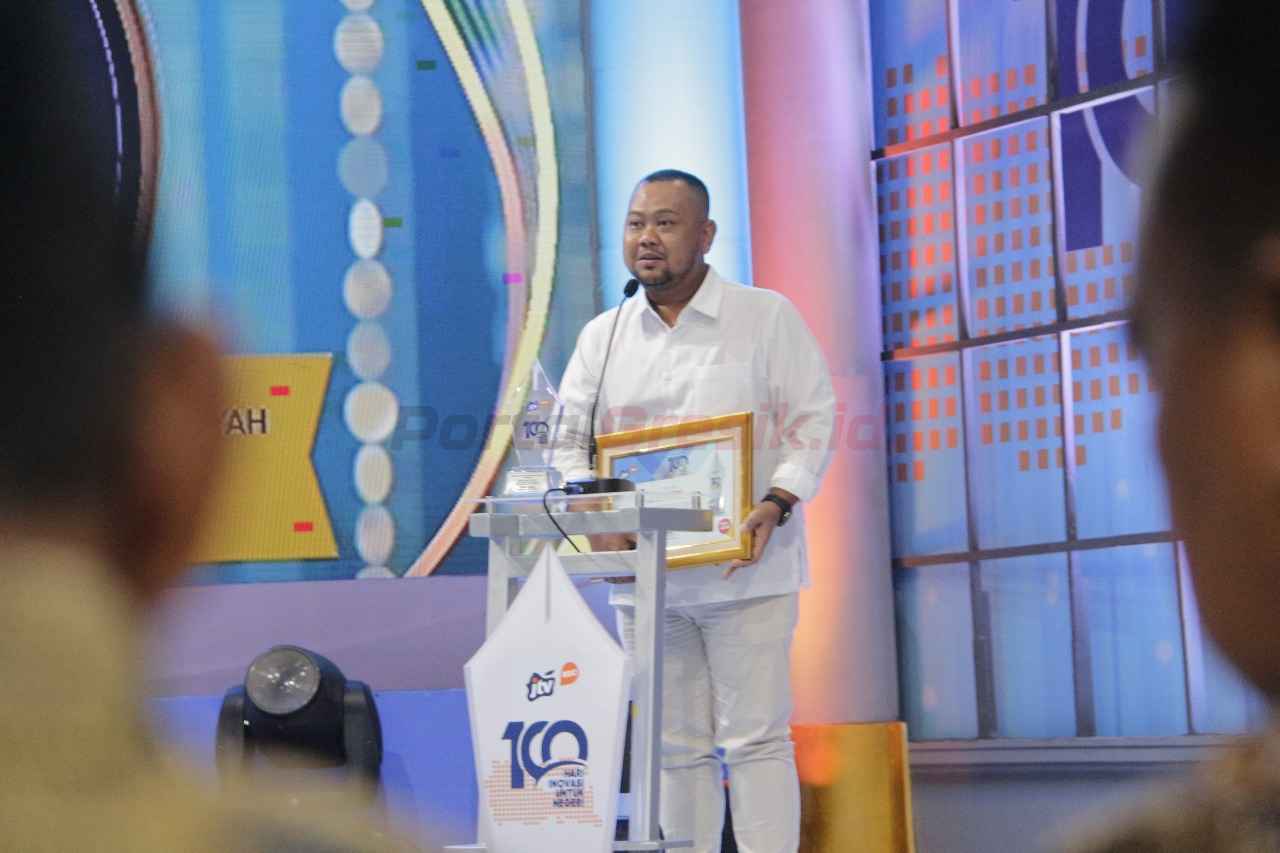 Bupati Gresik, Fandi Ahmad Yani menerima penghargaan sebagai Kepala Daerah Inovatif dalam Pengurangan Ketimpangan Pembangunan Antarwilayah dalam ajang Apresiasi 100 Hari Inovasi untuk Negeri yang digelar JTV Surabaya, Selasa malam (1/7/2025).