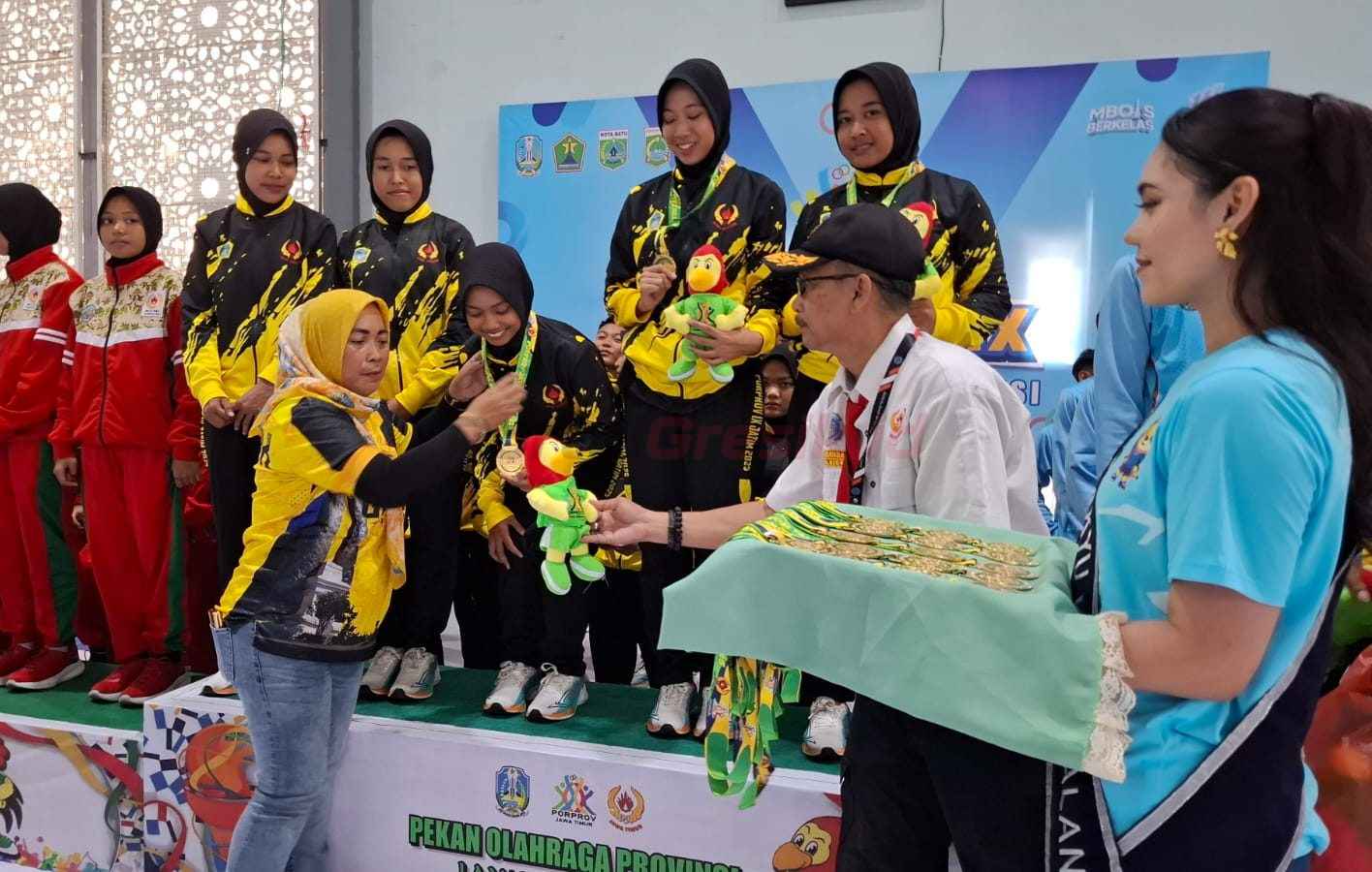 Kontingen cabang olahraga (seragam kuning) Drumband Kabupaten Gresik menyabet gelar juara umum dalam ajang Pekan Olahraga Provinsi (Porprov) IX Jawa Timur 2025.