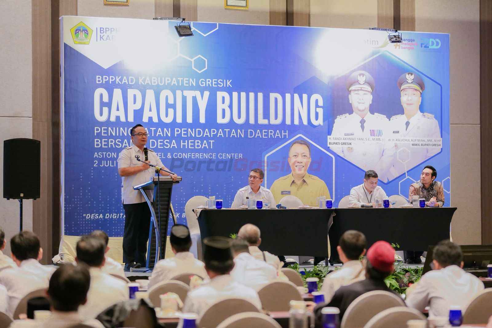 Wakil Bupati Gresik Asluchul Alif saat memberikan arahan dalam kegiatan capacity building bertajuk “Peningkatan Pendapatan Daerah Bersama Desa Hebat”, yang digelar Badan Pendapatan, Pengelolaan Keuangan, dan Aset Daerah (BPPKAD) di Hotel Aston Gresik, Rabu (2/7/2025).