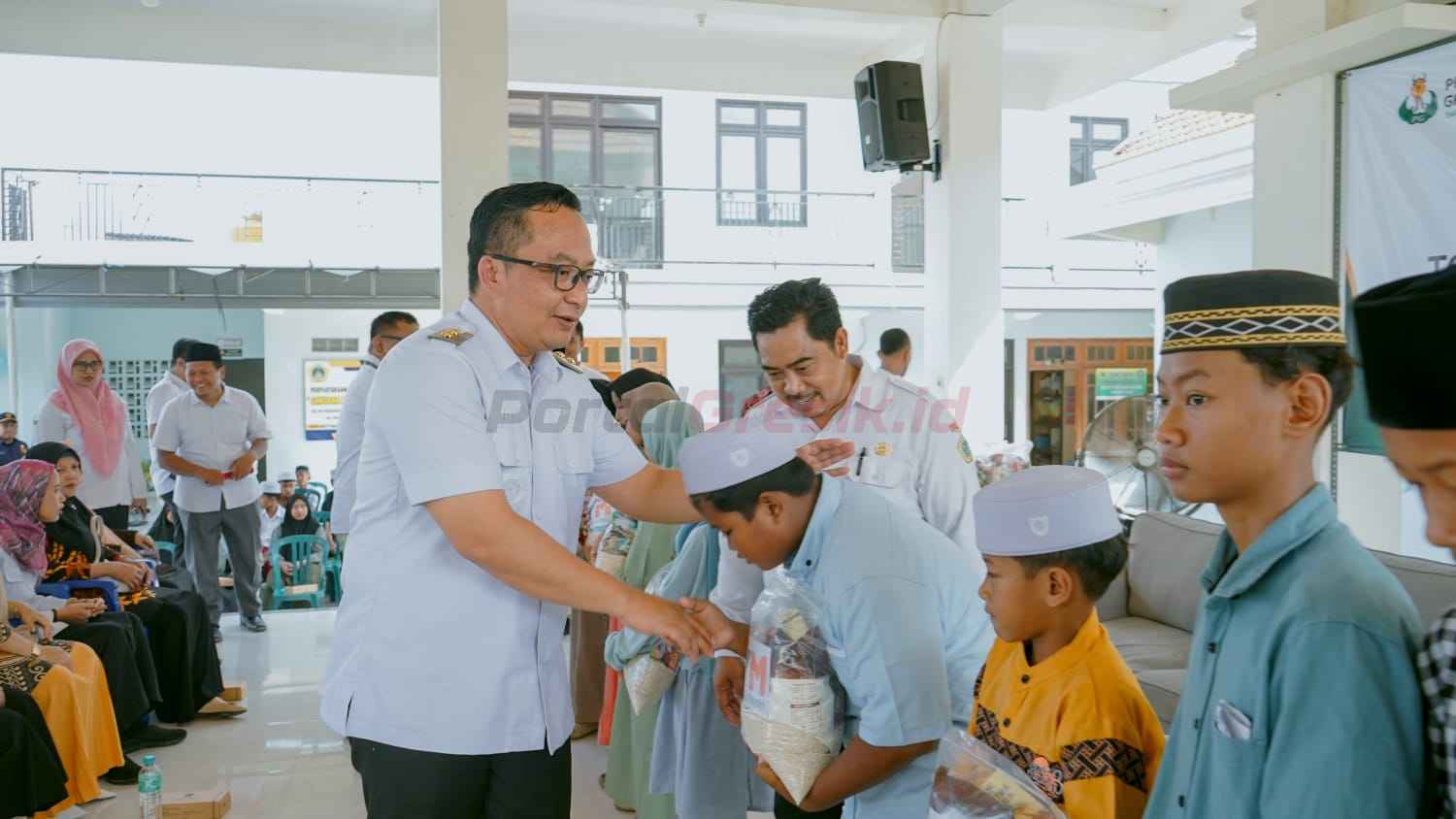 Wakil Bupati Gresik dr. H. Asluchul Alif, M.Kes, MM., M.HP, didampingi Camat Cerme Umar Hasyim SH, MM, dan Kepala Desa Betiting Musoli saat Peresmian toko yang berlokasi di kompleks Balai Desa Betiting