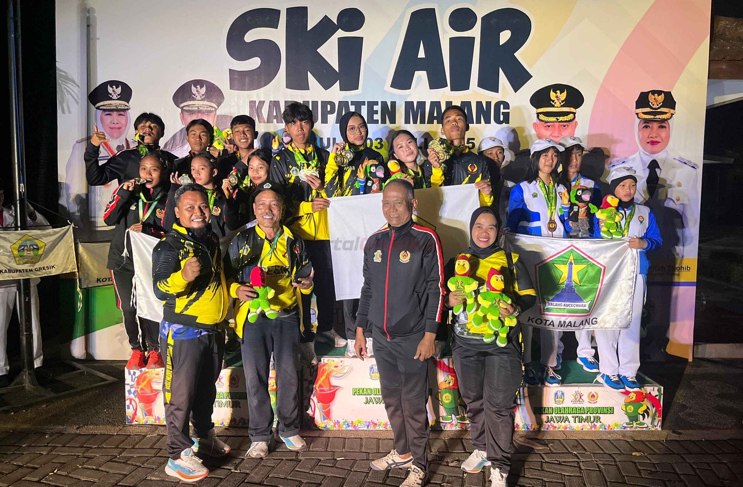 Kontingen Cabor Ski Air Kabupaten Gresik berhasil pecah telur dengan menyumbang 5 medali, yakni 3 emas dan 2 perak di ajang Porprov IX Jawa Timur 2025.
